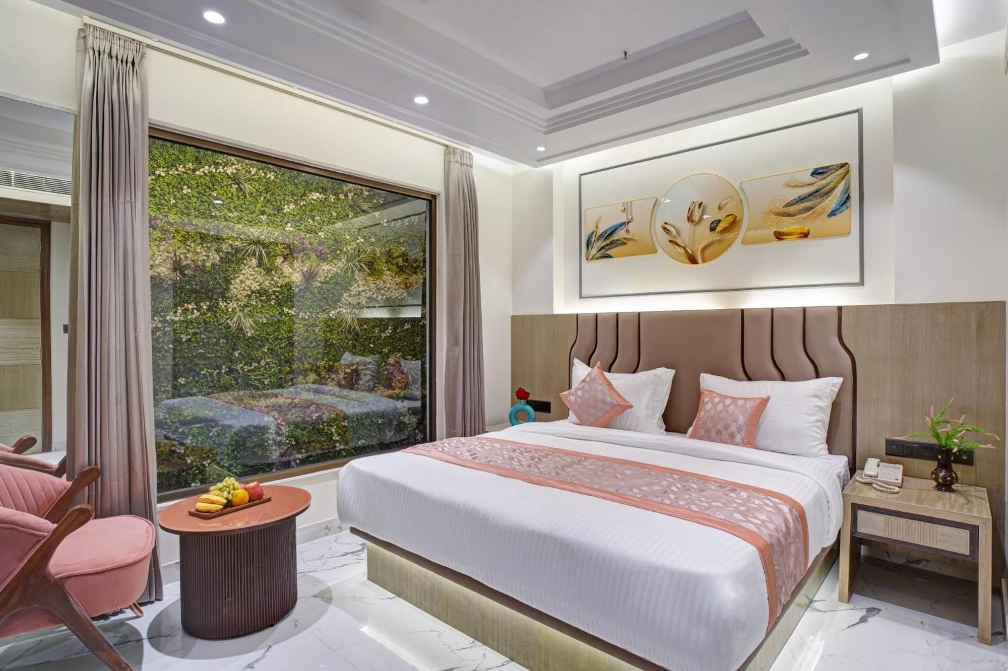 Newly Built Gold The Royal With Rooftop Restaurant - 2Mins Walk From New Delhi Rail Station & 5Mins From Connaught Place المظهر الخارجي الصورة