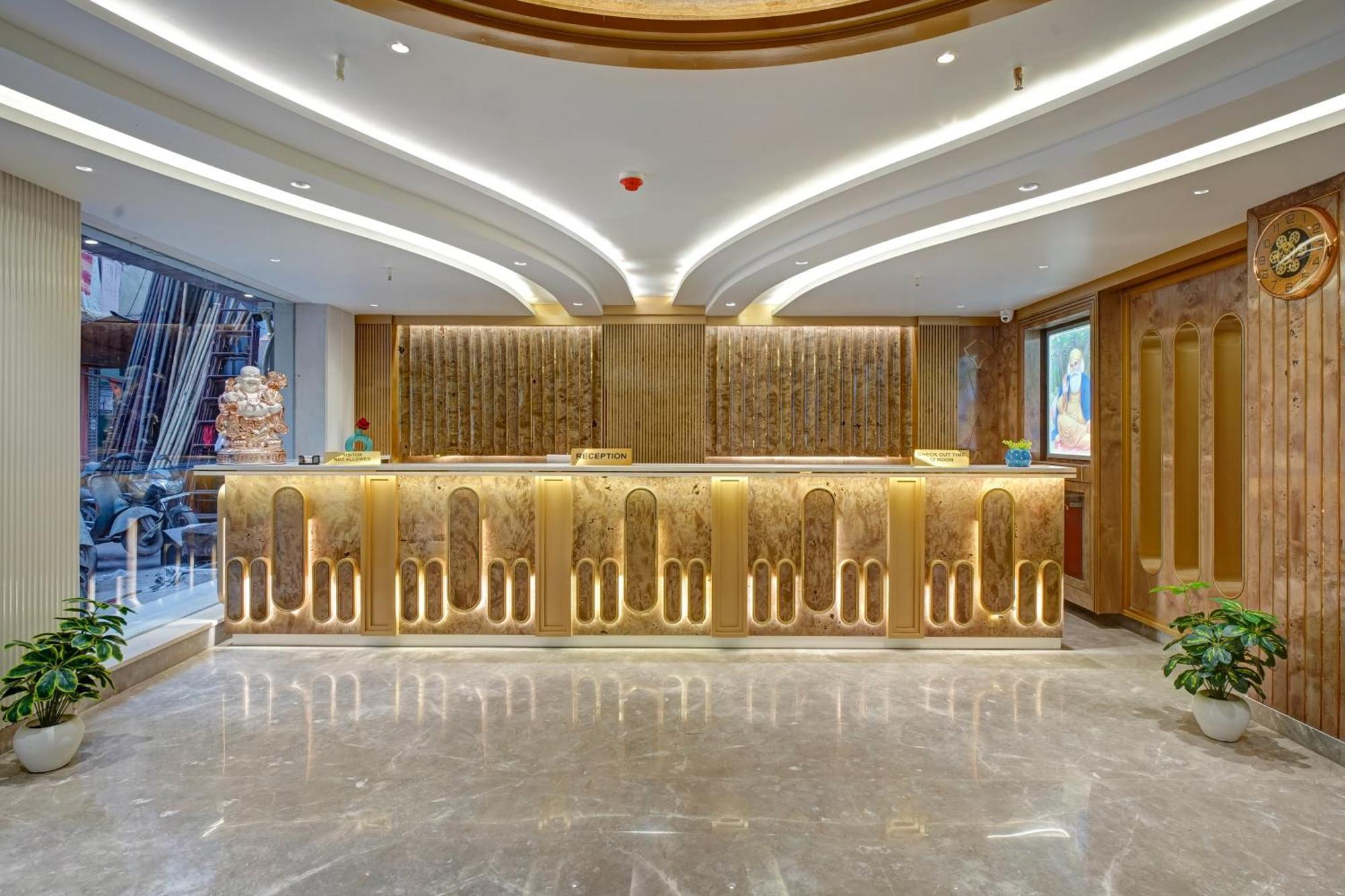 Newly Built Gold The Royal With Rooftop Restaurant - 2Mins Walk From New Delhi Rail Station & 5Mins From Connaught Place المظهر الخارجي الصورة