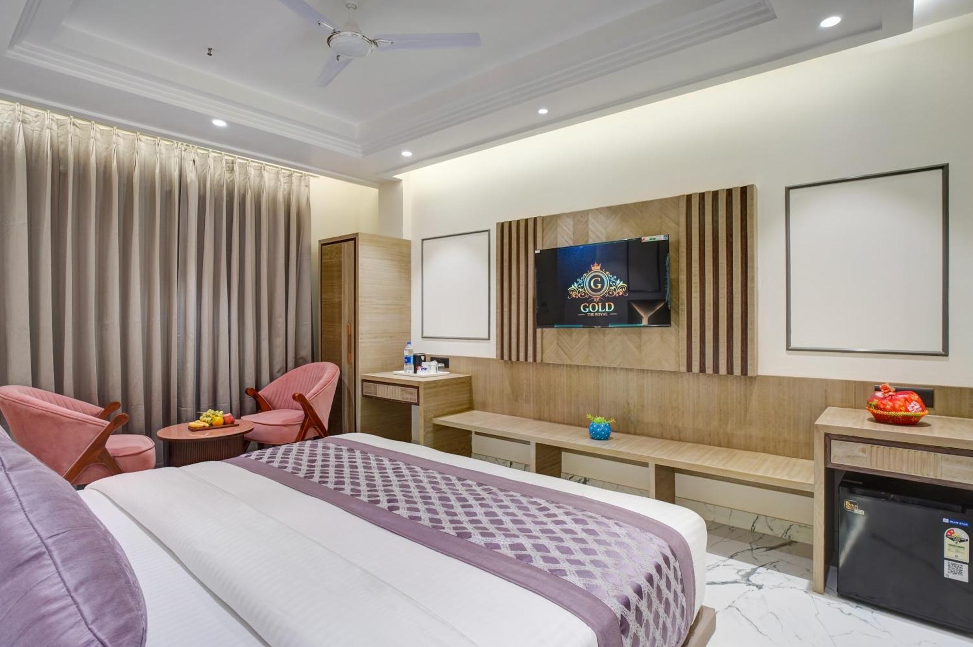 Newly Built Gold The Royal With Rooftop Restaurant - 2Mins Walk From New Delhi Rail Station & 5Mins From Connaught Place المظهر الخارجي الصورة