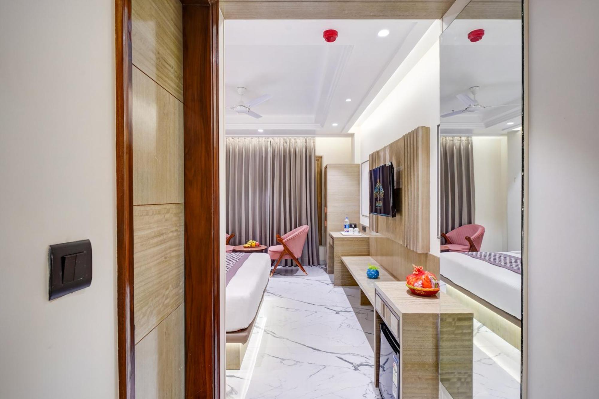 Newly Built Gold The Royal With Rooftop Restaurant - 2Mins Walk From New Delhi Rail Station & 5Mins From Connaught Place المظهر الخارجي الصورة