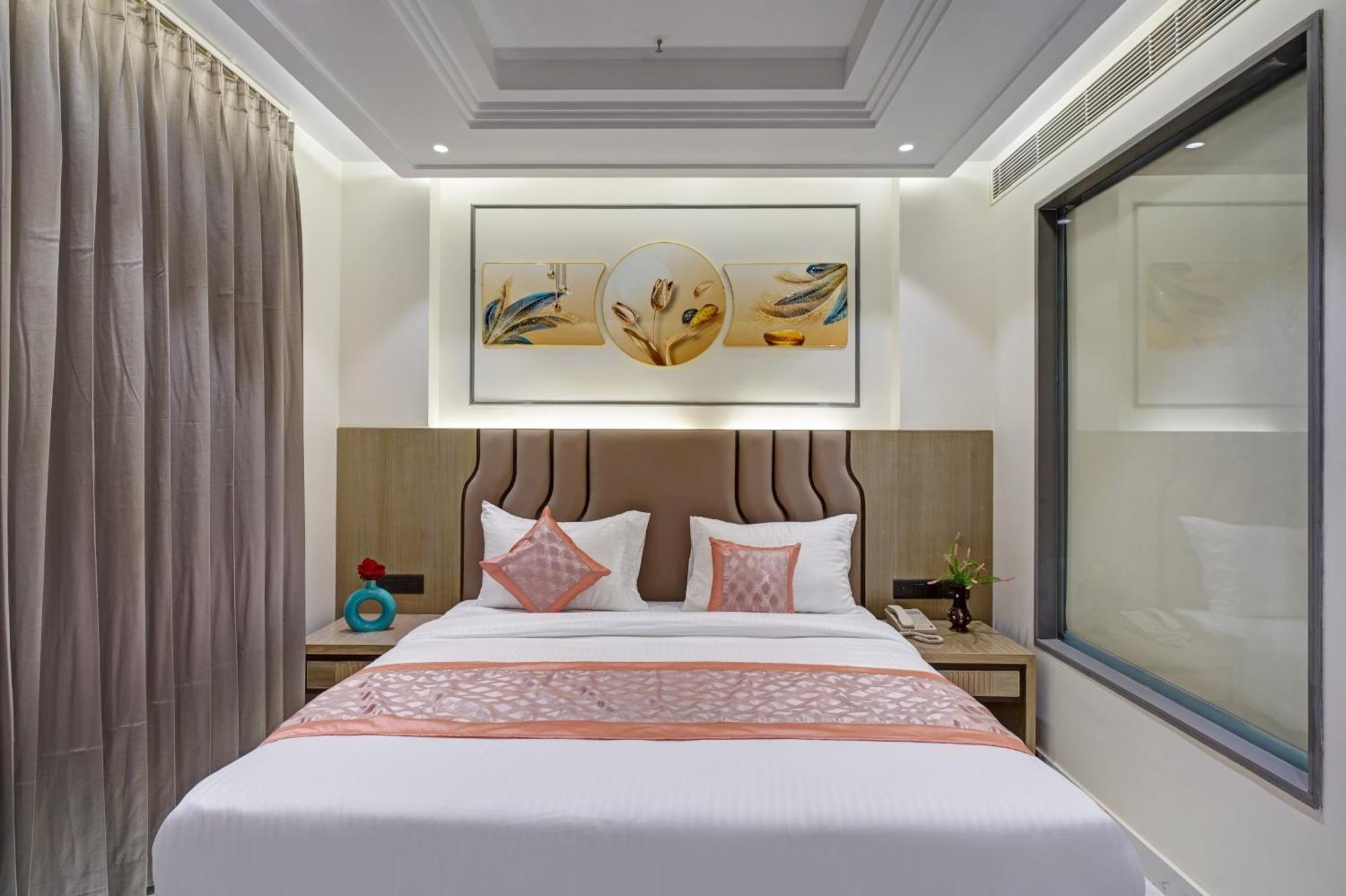 Newly Built Gold The Royal With Rooftop Restaurant - 2Mins Walk From New Delhi Rail Station & 5Mins From Connaught Place المظهر الخارجي الصورة