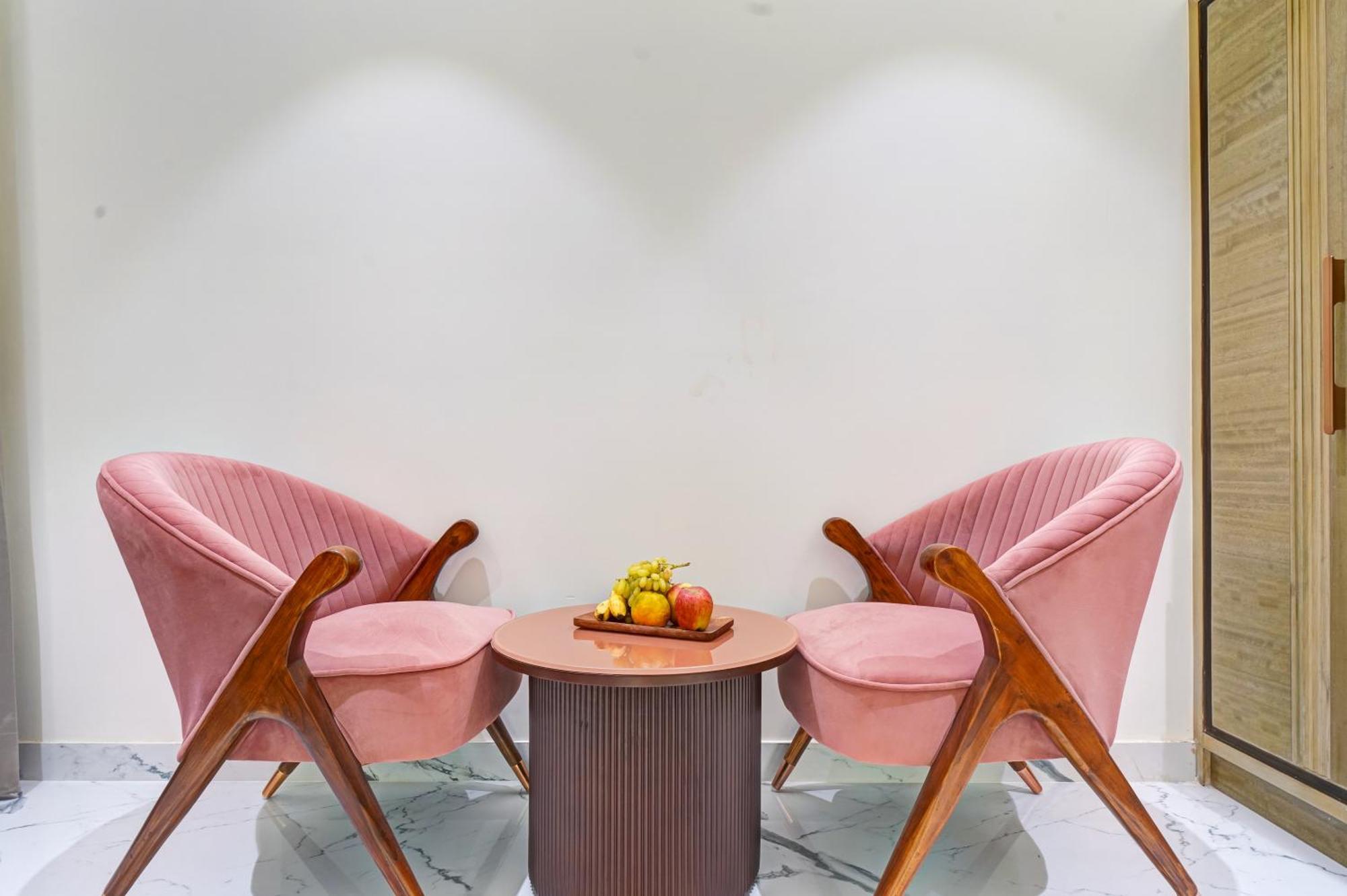 Newly Built Gold The Royal With Rooftop Restaurant - 2Mins Walk From New Delhi Rail Station & 5Mins From Connaught Place المظهر الخارجي الصورة