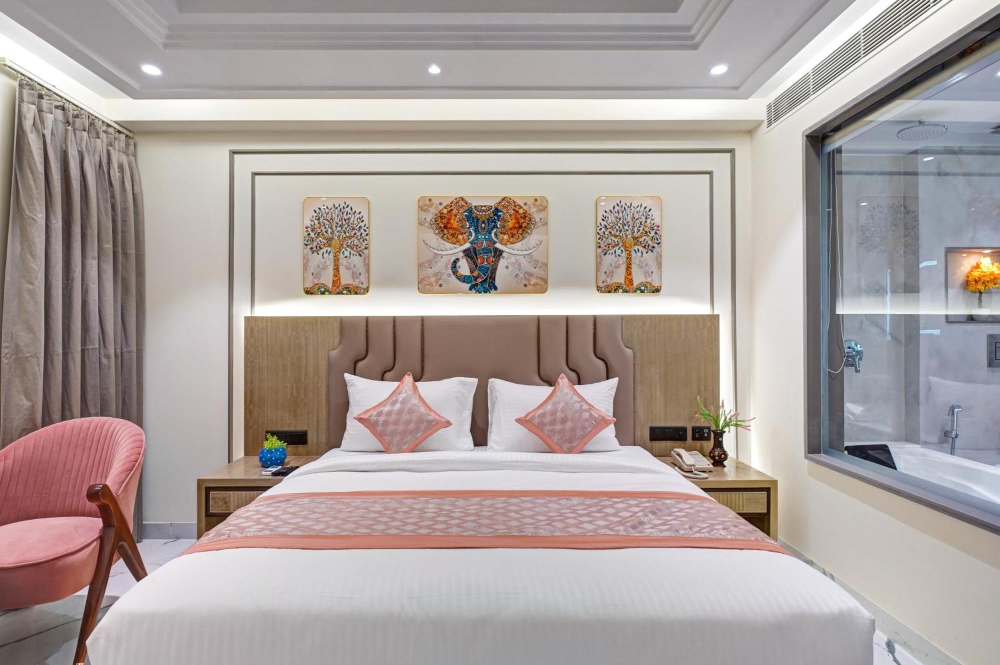 Newly Built Gold The Royal With Rooftop Restaurant - 2Mins Walk From New Delhi Rail Station & 5Mins From Connaught Place المظهر الخارجي الصورة