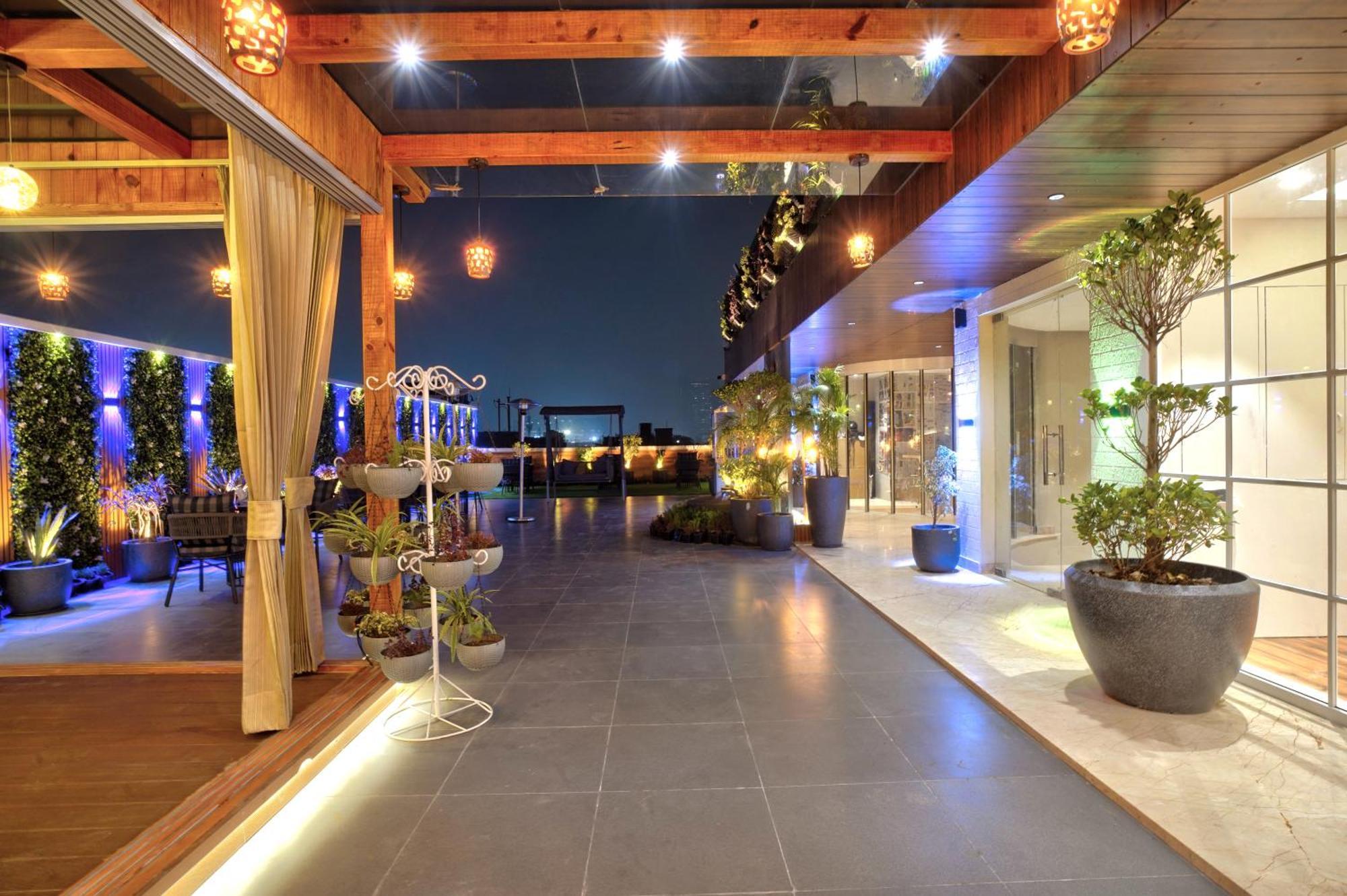 Newly Built Gold The Royal With Rooftop Restaurant - 2Mins Walk From New Delhi Rail Station & 5Mins From Connaught Place المظهر الخارجي الصورة