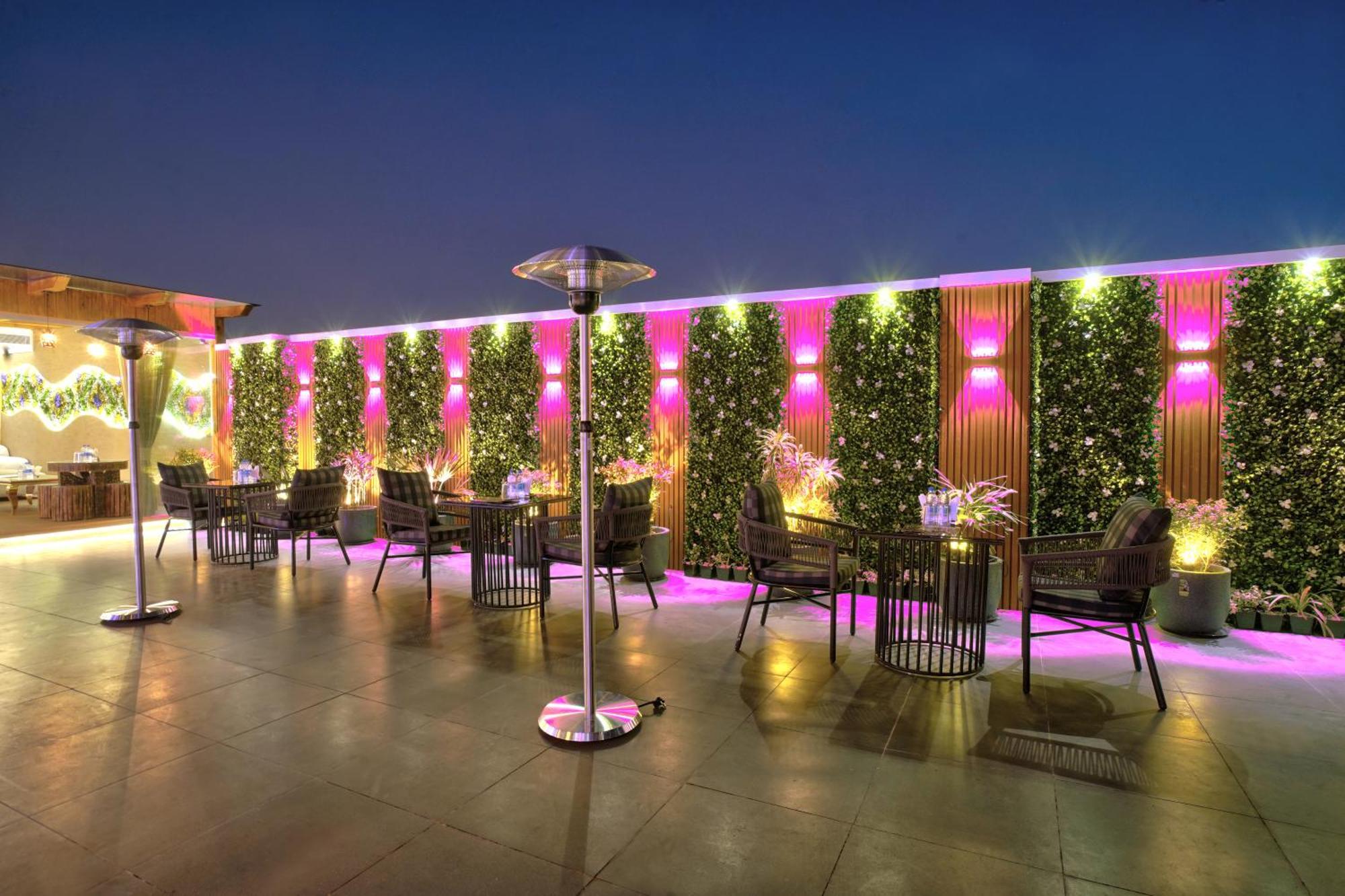 Newly Built Gold The Royal With Rooftop Restaurant - 2Mins Walk From New Delhi Rail Station & 5Mins From Connaught Place المظهر الخارجي الصورة