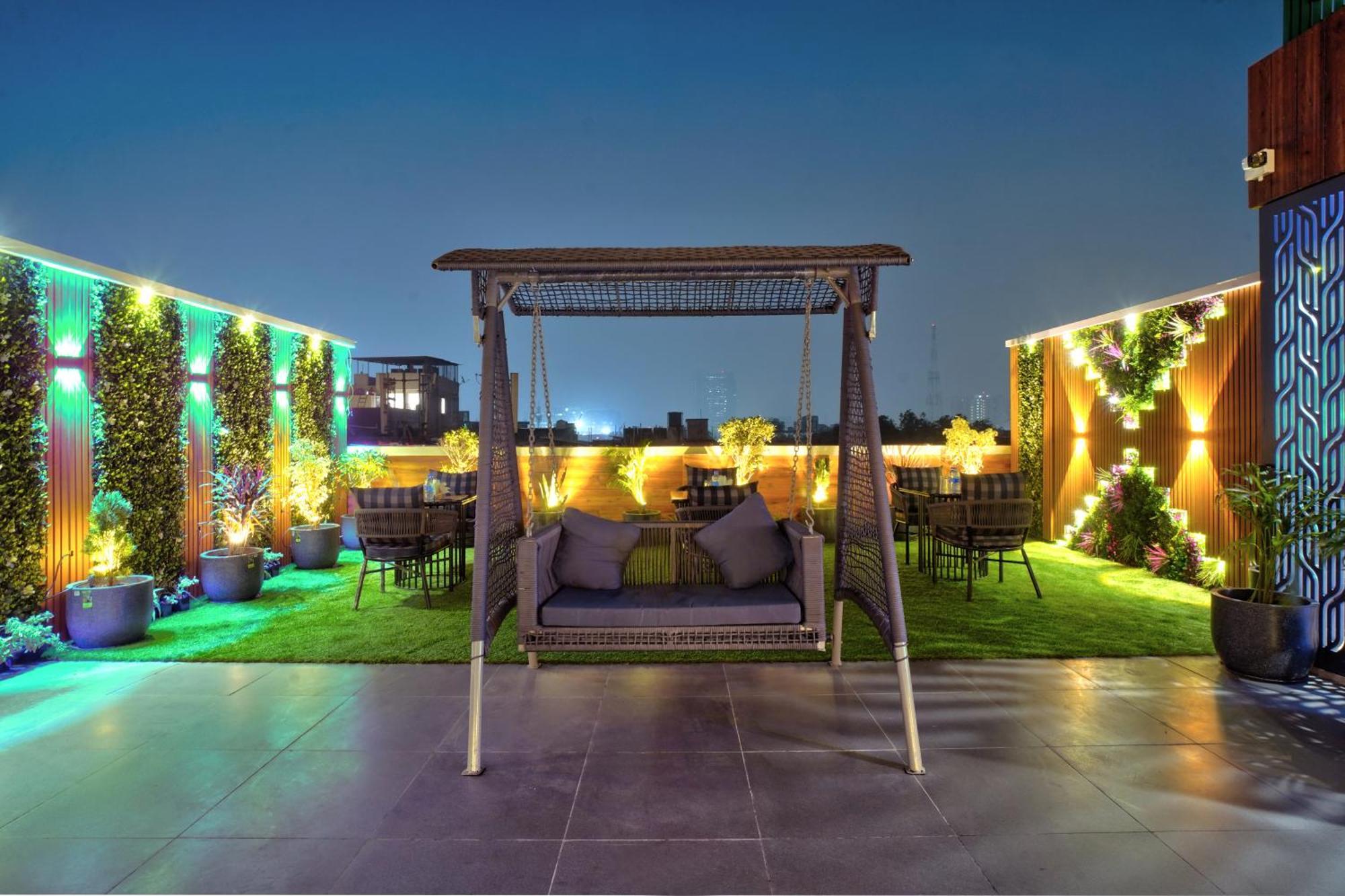Newly Built Gold The Royal With Rooftop Restaurant - 2Mins Walk From New Delhi Rail Station & 5Mins From Connaught Place المظهر الخارجي الصورة