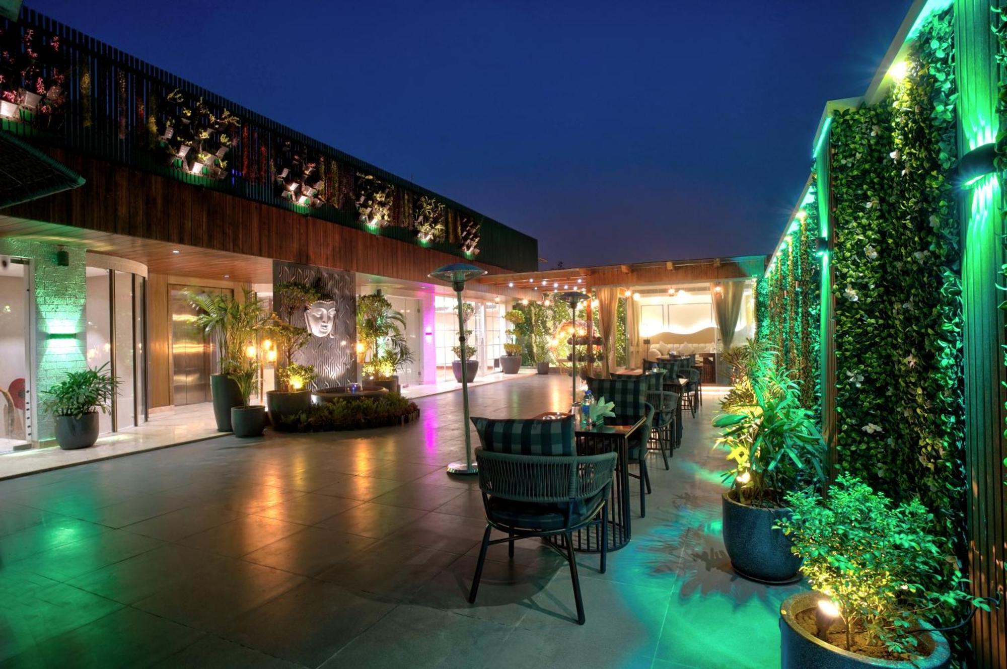 Newly Built Gold The Royal With Rooftop Restaurant - 2Mins Walk From New Delhi Rail Station & 5Mins From Connaught Place المظهر الخارجي الصورة
