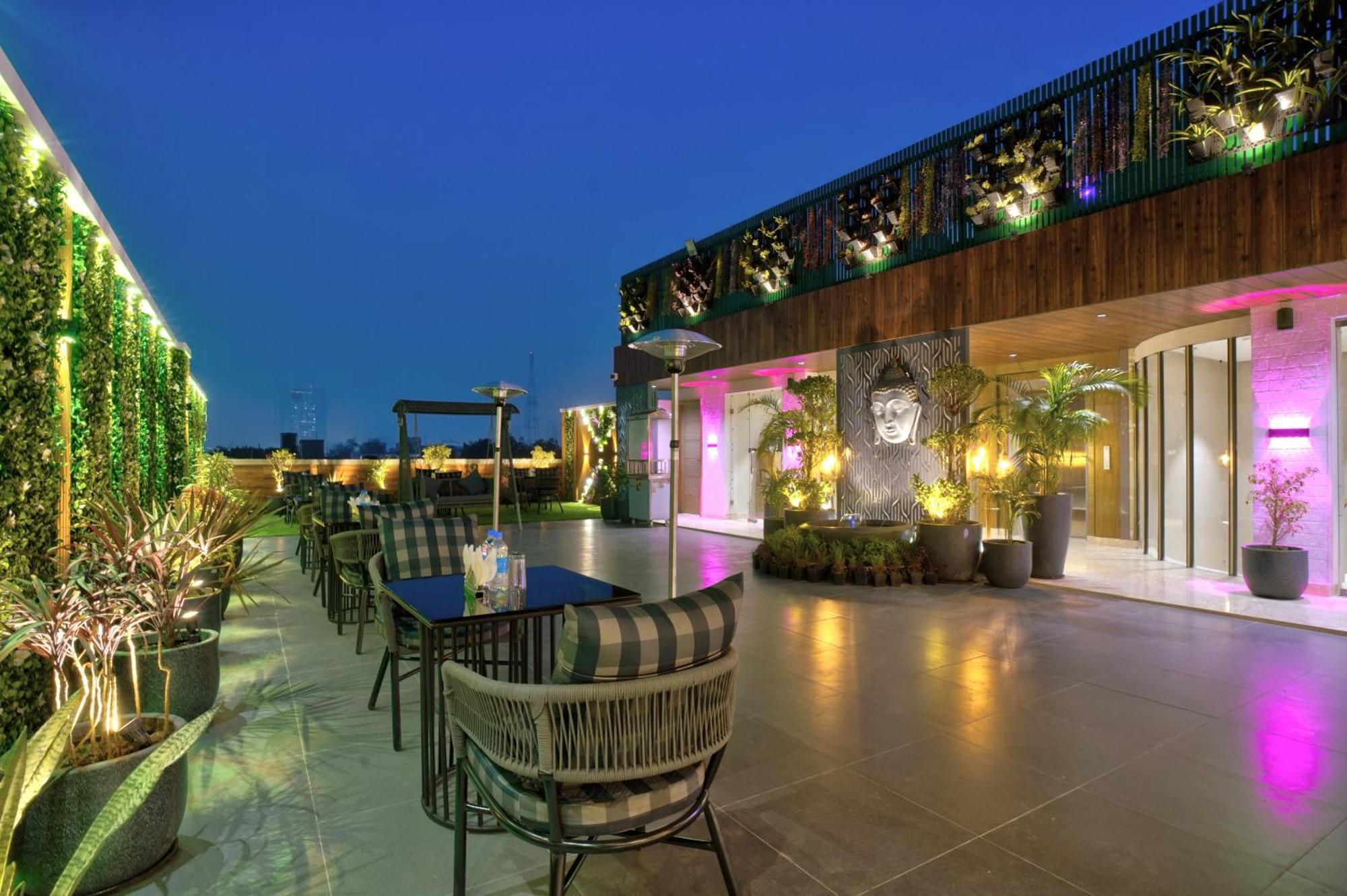 Newly Built Gold The Royal With Rooftop Restaurant - 2Mins Walk From New Delhi Rail Station & 5Mins From Connaught Place المظهر الخارجي الصورة
