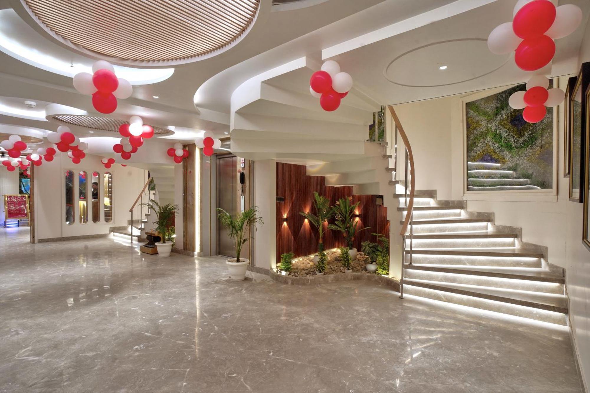 Newly Built Gold The Royal With Rooftop Restaurant - 2Mins Walk From New Delhi Rail Station & 5Mins From Connaught Place المظهر الخارجي الصورة