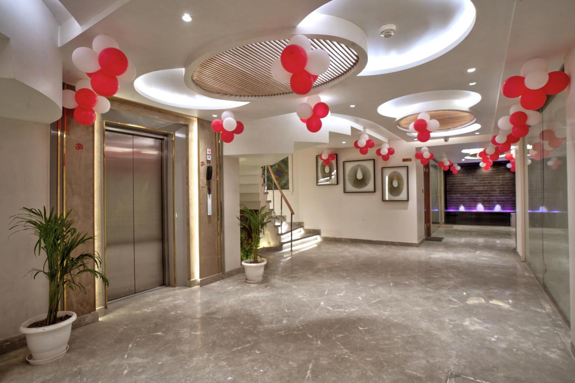 Newly Built Gold The Royal With Rooftop Restaurant - 2Mins Walk From New Delhi Rail Station & 5Mins From Connaught Place المظهر الخارجي الصورة