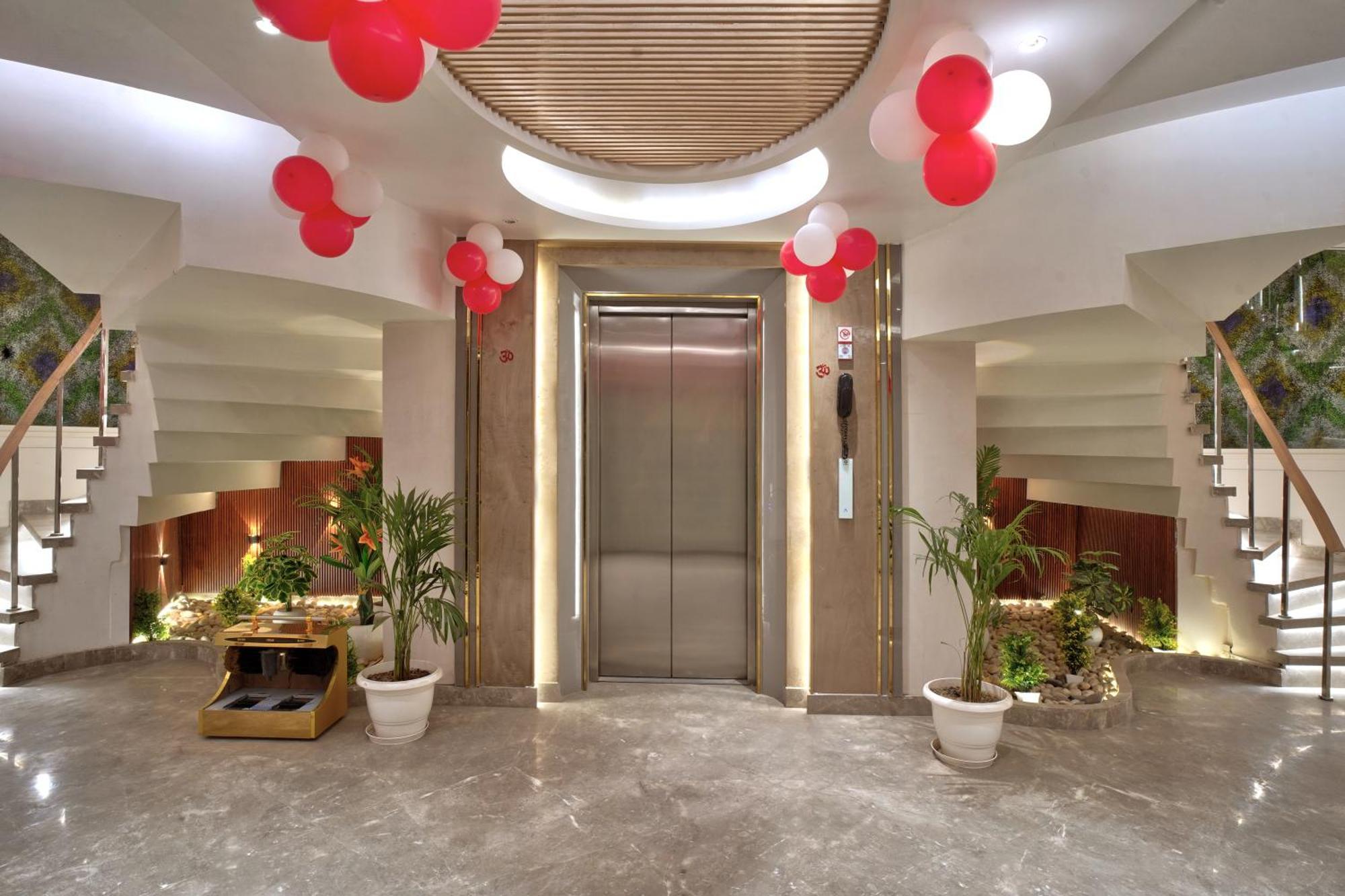 Newly Built Gold The Royal With Rooftop Restaurant - 2Mins Walk From New Delhi Rail Station & 5Mins From Connaught Place المظهر الخارجي الصورة