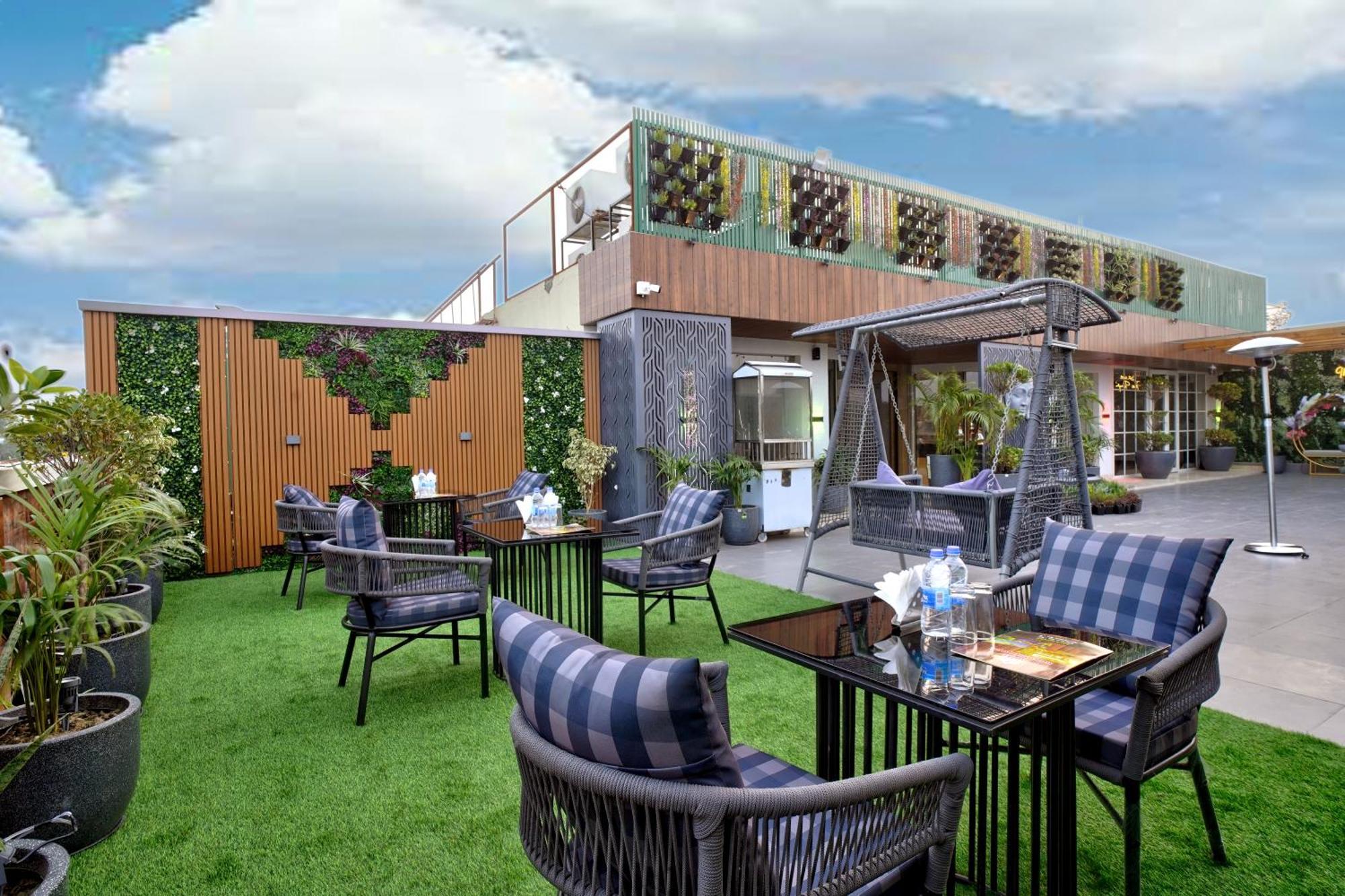 Newly Built Gold The Royal With Rooftop Restaurant - 2Mins Walk From New Delhi Rail Station & 5Mins From Connaught Place المظهر الخارجي الصورة