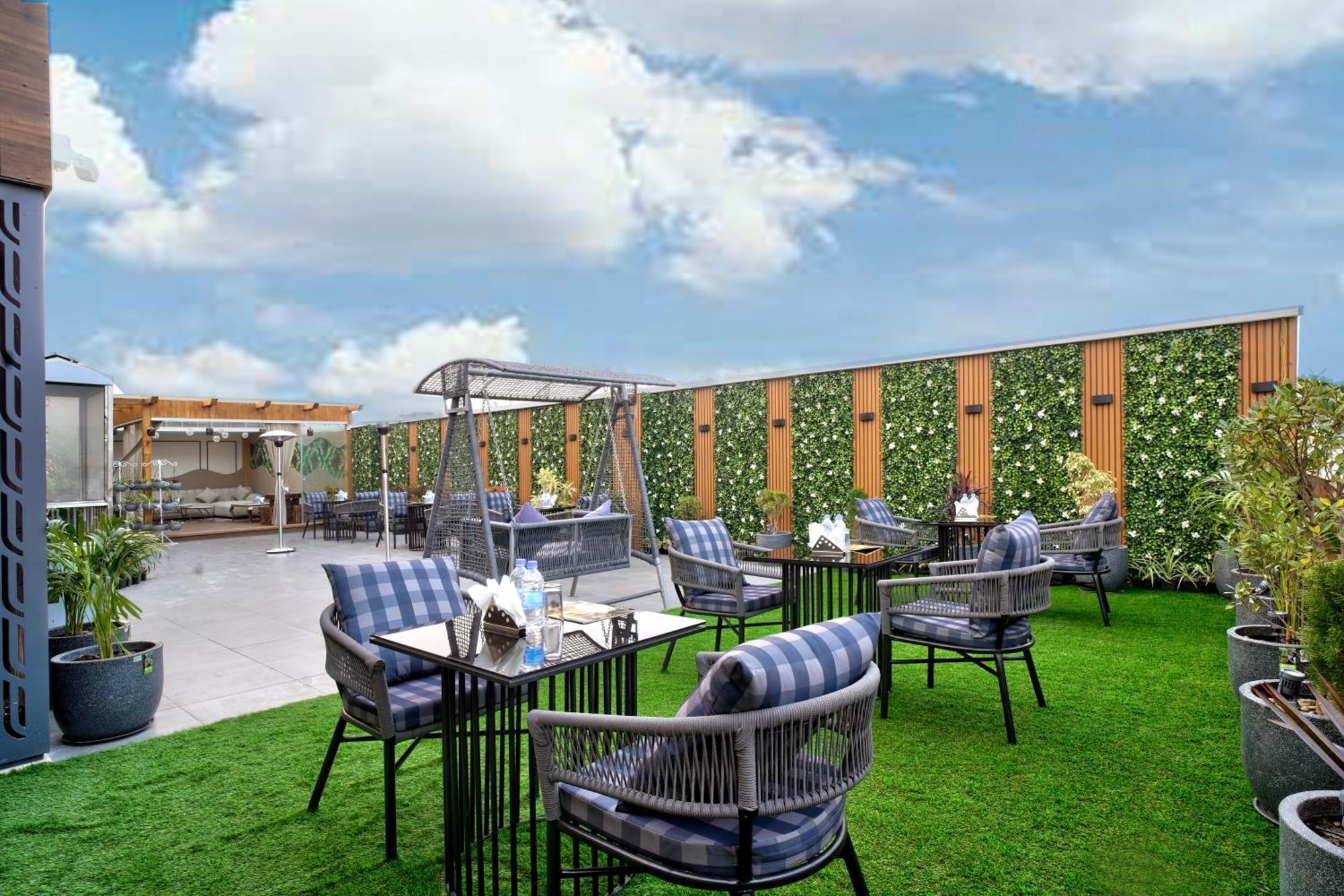 Newly Built Gold The Royal With Rooftop Restaurant - 2Mins Walk From New Delhi Rail Station & 5Mins From Connaught Place المظهر الخارجي الصورة