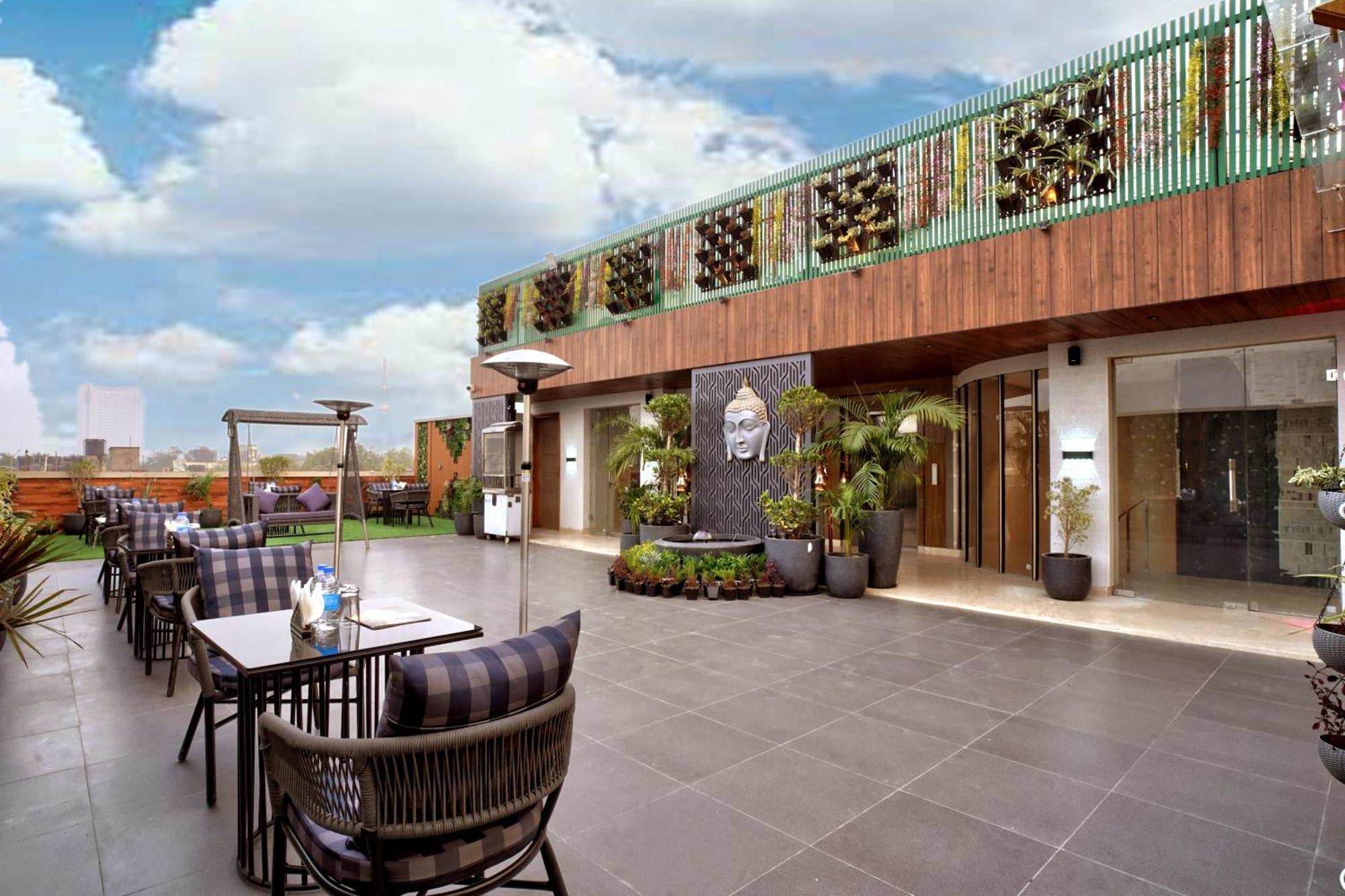 Newly Built Gold The Royal With Rooftop Restaurant - 2Mins Walk From New Delhi Rail Station & 5Mins From Connaught Place المظهر الخارجي الصورة
