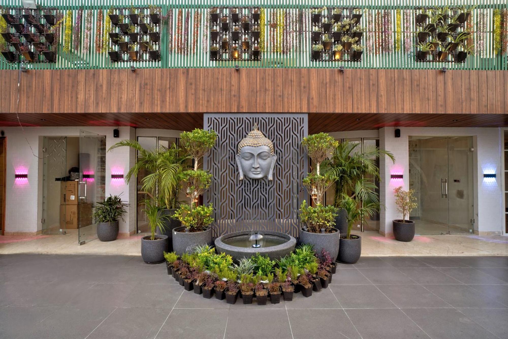 Newly Built Gold The Royal With Rooftop Restaurant - 2Mins Walk From New Delhi Rail Station & 5Mins From Connaught Place المظهر الخارجي الصورة