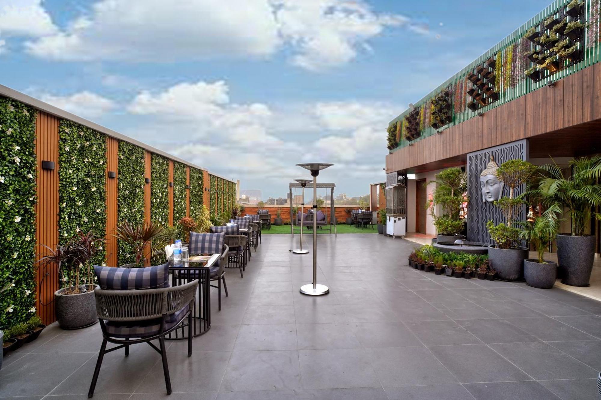 Newly Built Gold The Royal With Rooftop Restaurant - 2Mins Walk From New Delhi Rail Station & 5Mins From Connaught Place المظهر الخارجي الصورة
